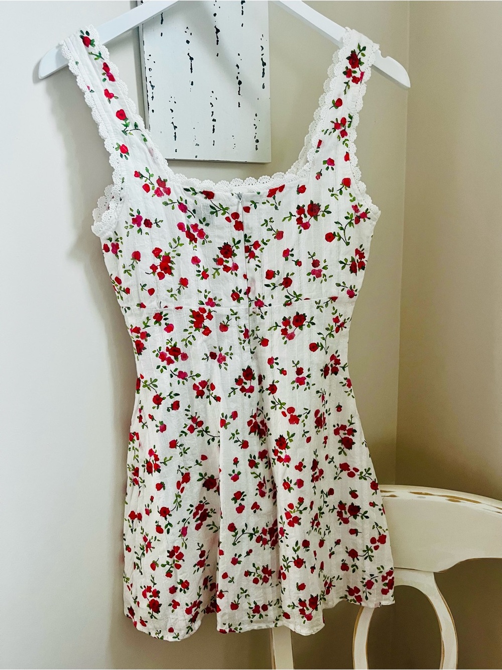 Princess Polly Dasha Sleeveless White Floral Mini Dress with Red Roses; Size 4 - Picture 4 of 7